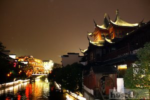  Qinhuai River at night. 