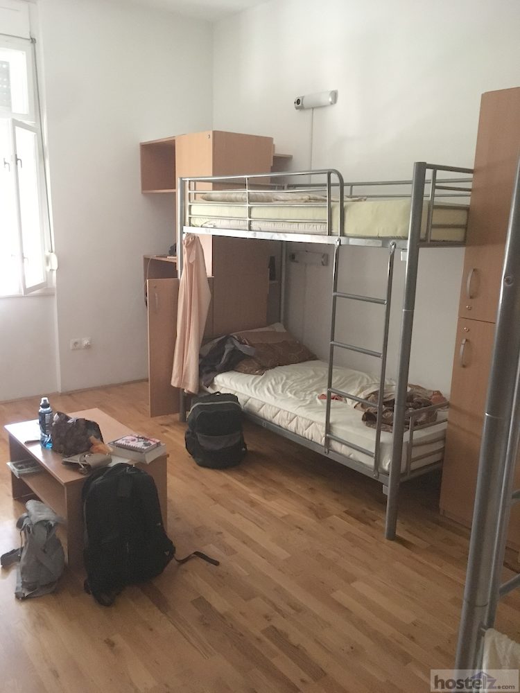 6 bed dorm room