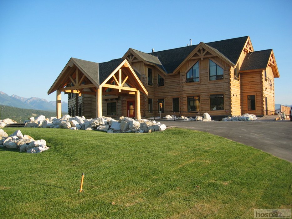 Kicking Horse River Lodge Hostel in Golden - Prices 2021 (How to compare?)