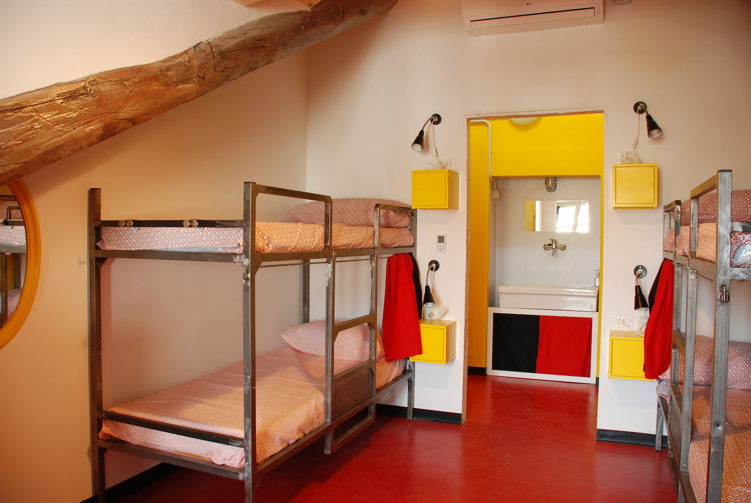 4 beds dorm with private bathroom