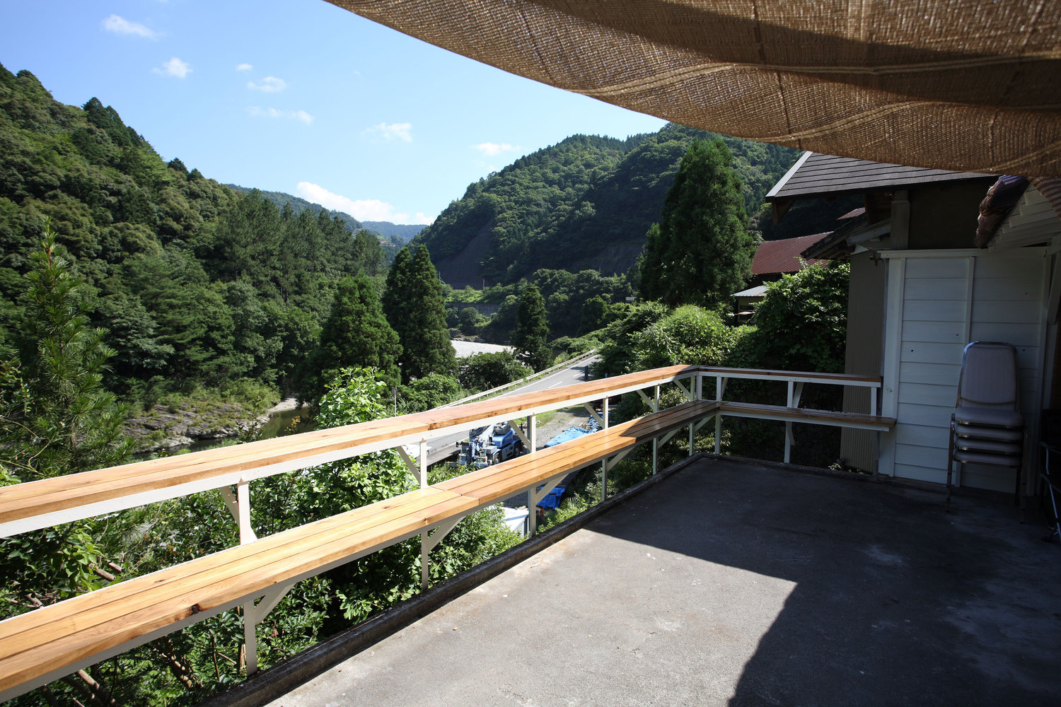 Terrace　Share-space     You can drink, eat, chat and make yourself feel at home. The view is great.