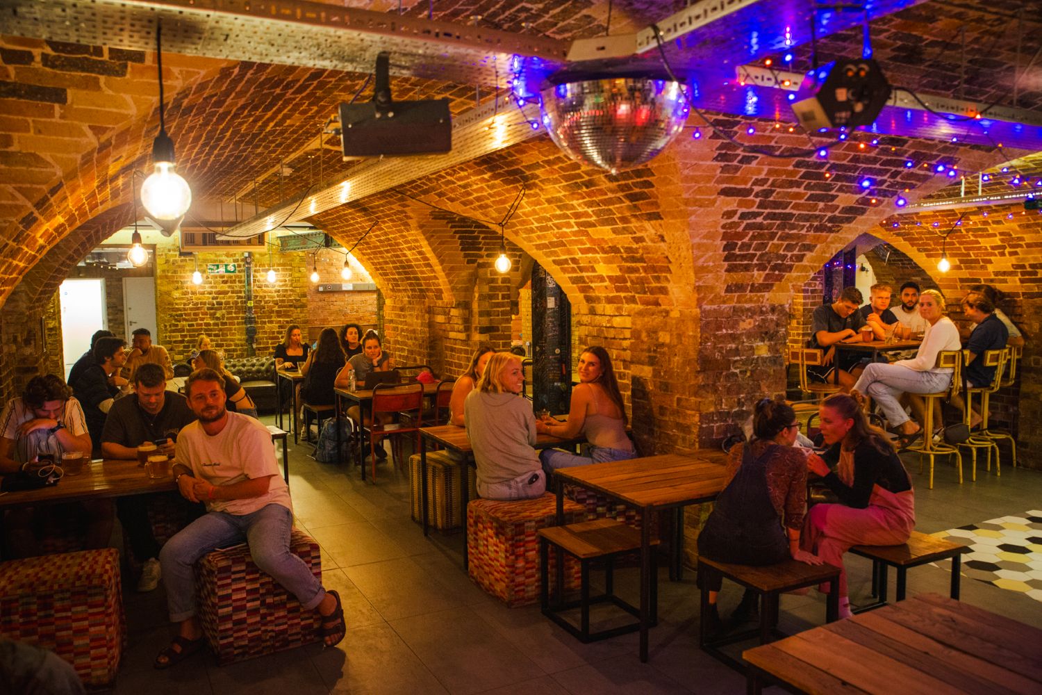 WomBAR