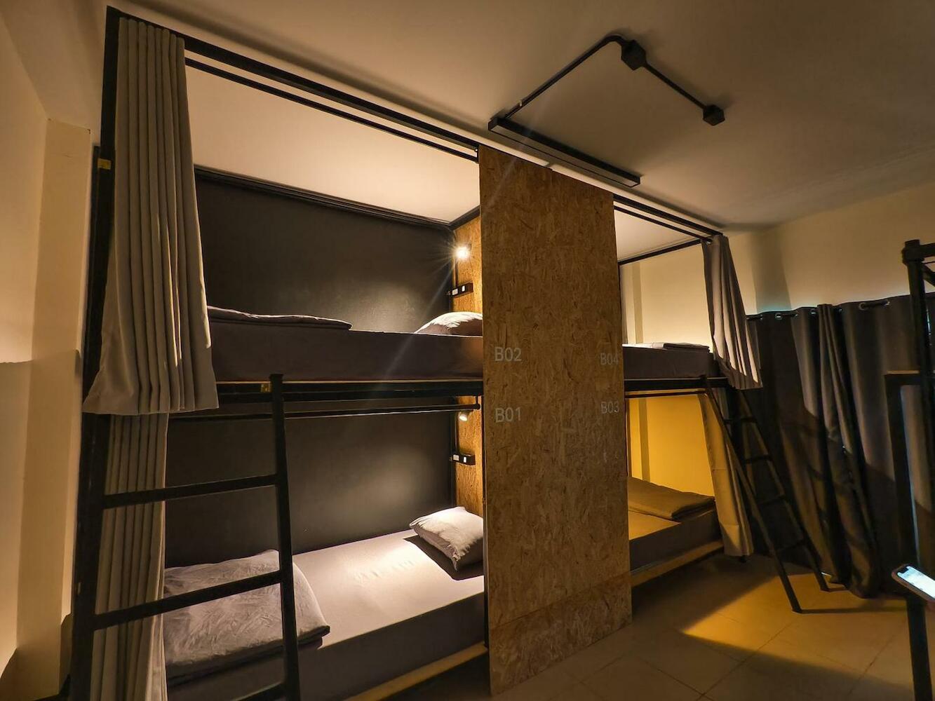 Timn Hostel, Pai
