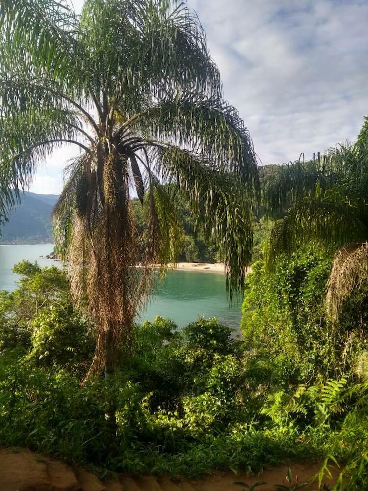 Ubatuba Surf Hostel, apenas a 60 metros da praia da Lagoinha!