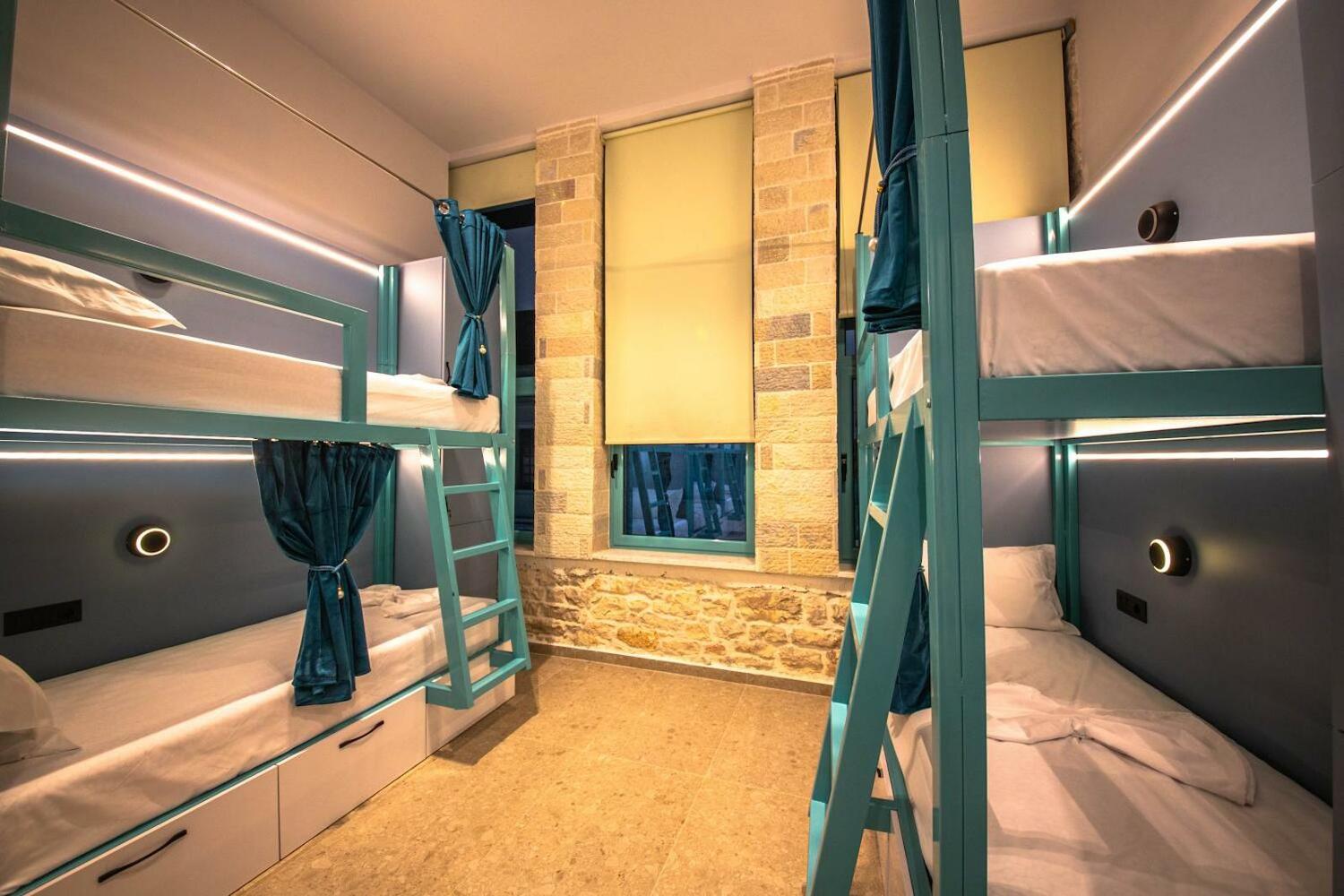 Vega 43 Hostel, Sarandë