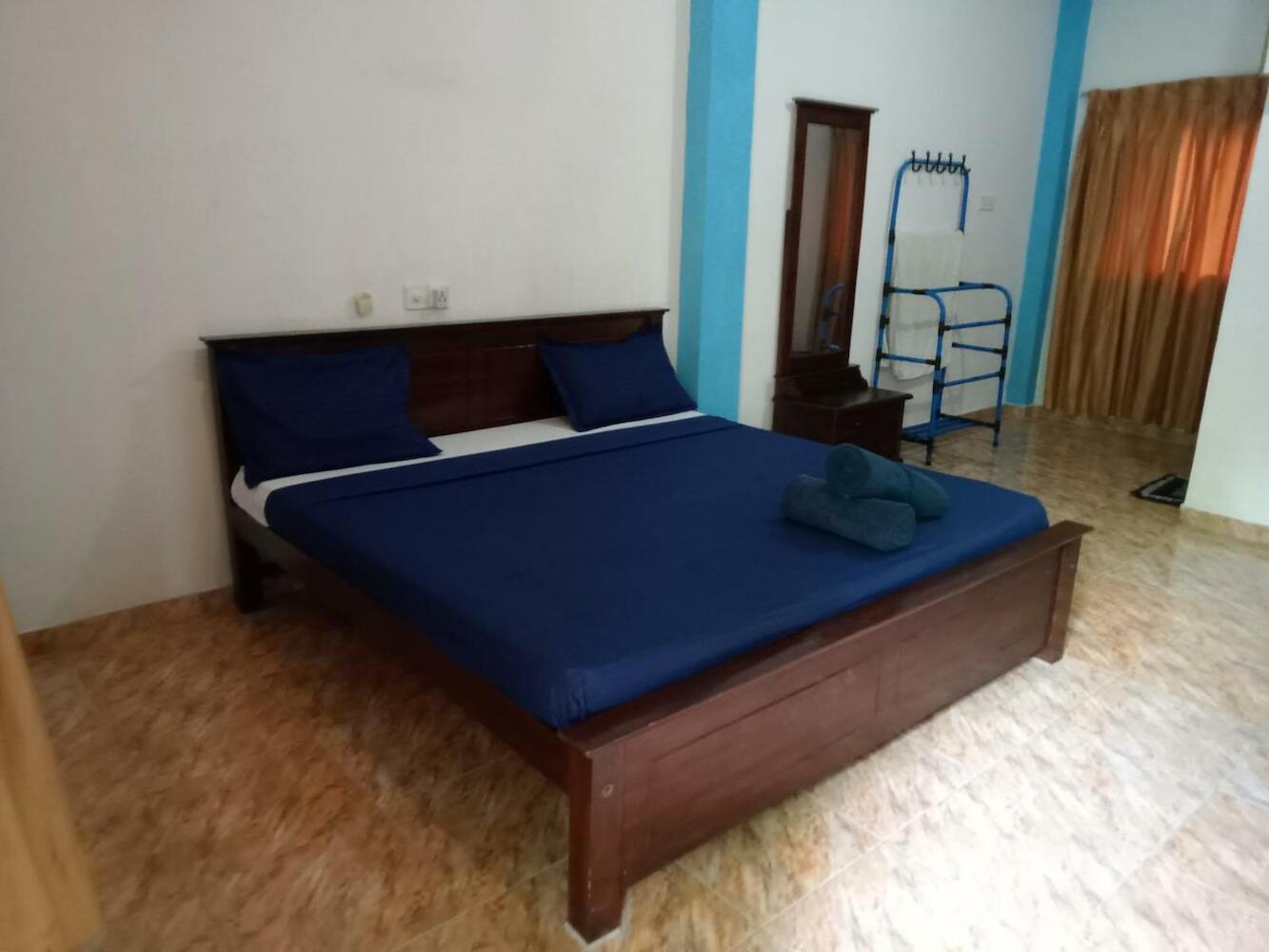 Surf & stay surf camp & school, Weligama