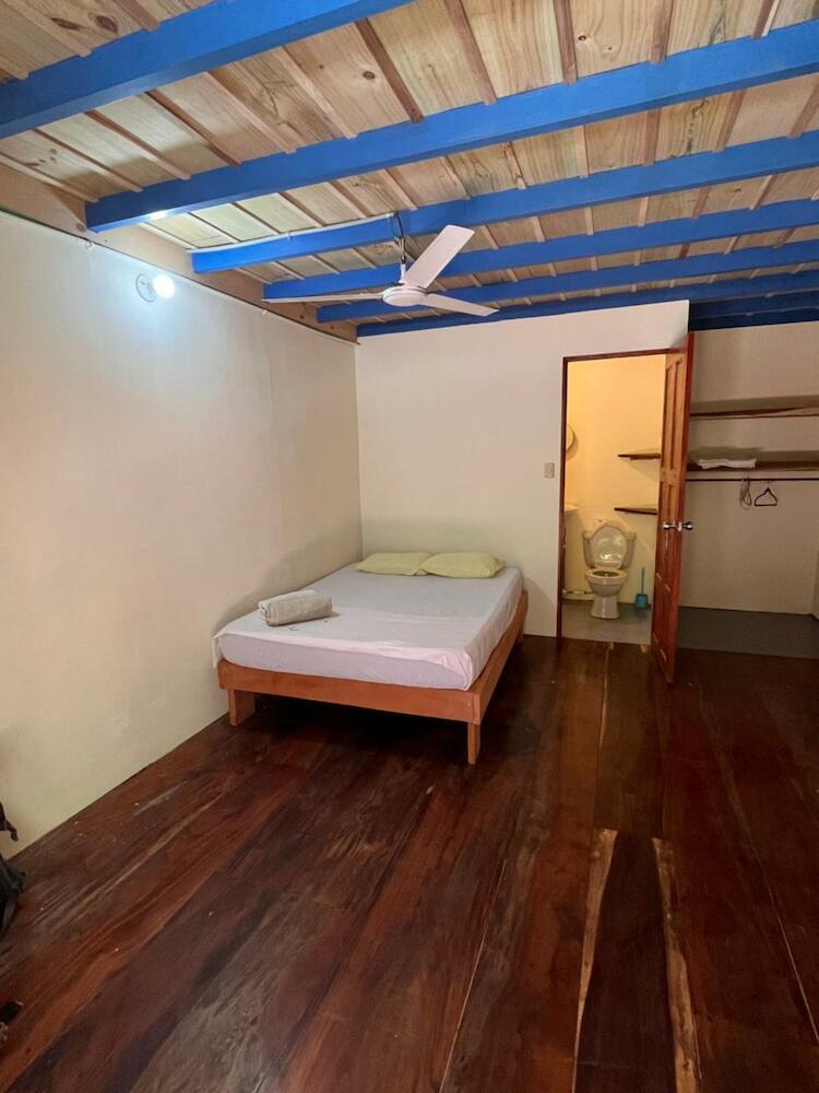 Hostel Tuanis Surf Camp, Santa Teresa
