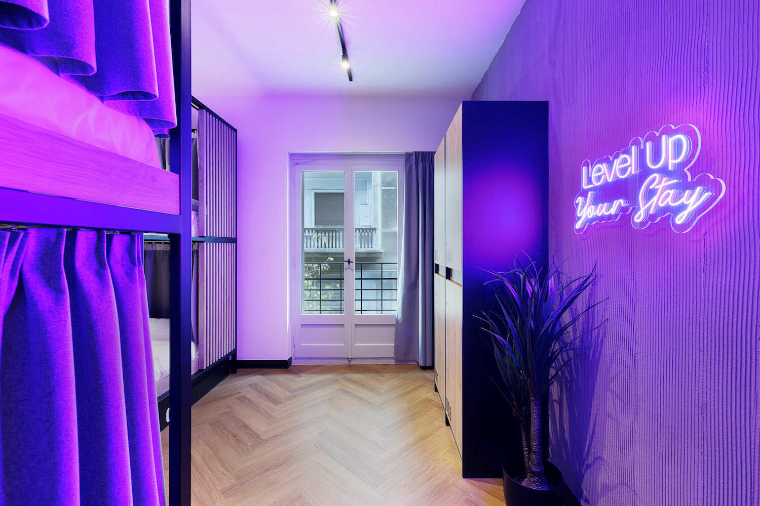Retroverse Hostel, Athens