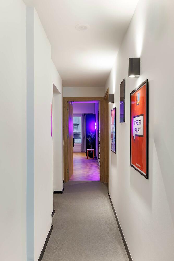 Retroverse Hostel, Athens