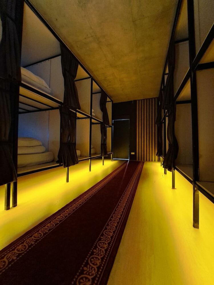 Karvi Hostel & Suites