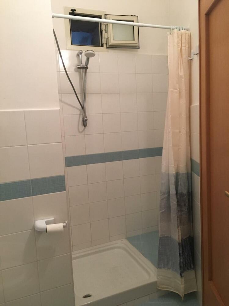 6 Small Rooms, Naples