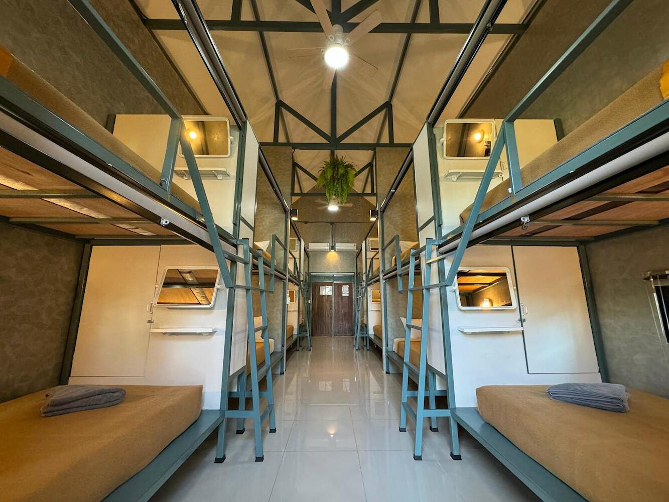 Atlas Central, Pai