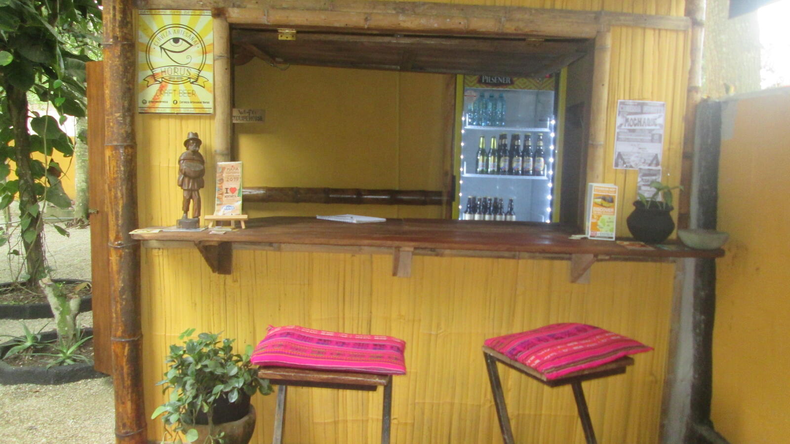 Al Carajo House Backpackers Host, Montañita