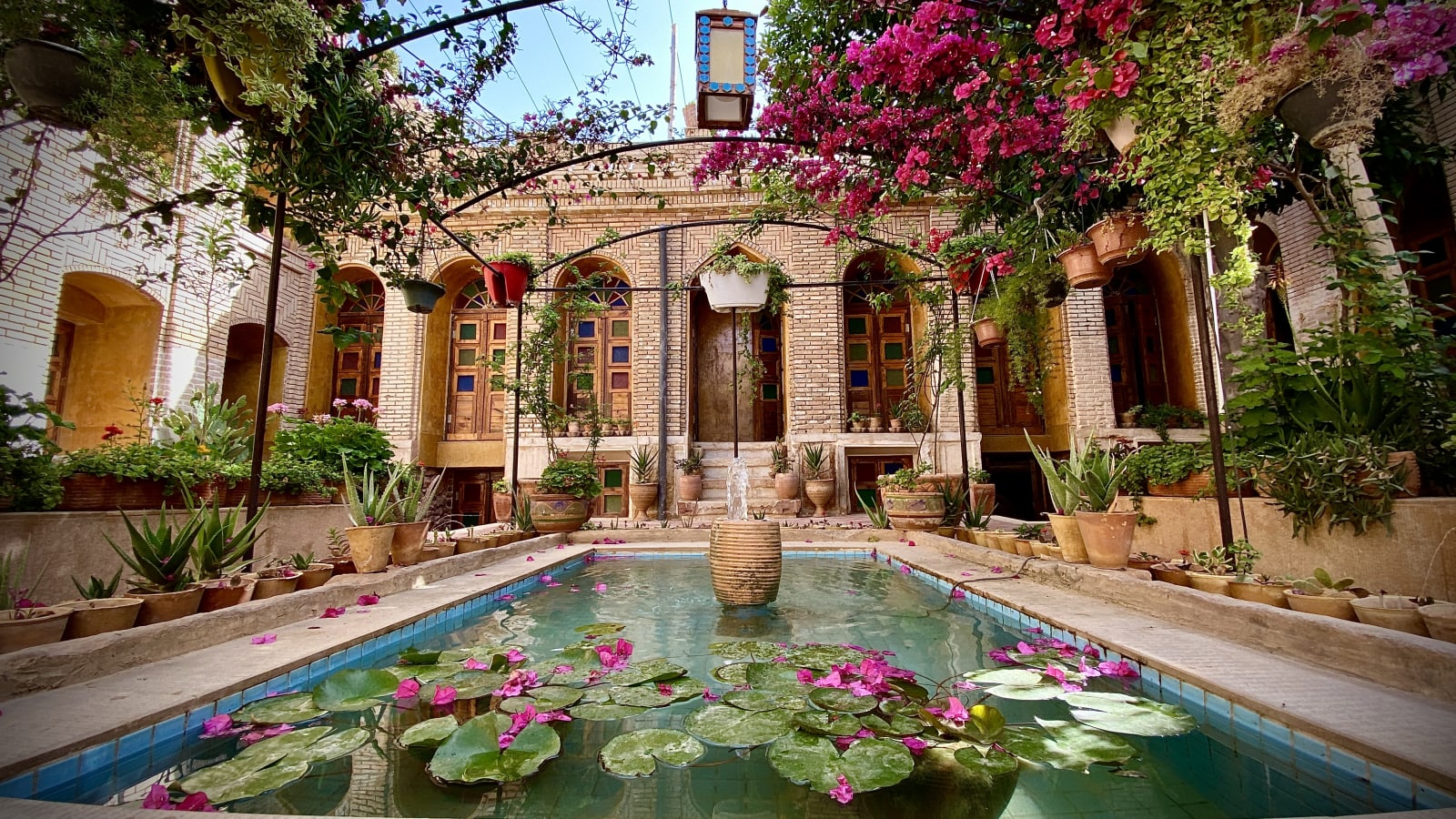 Seven Hostel In, Shiraz
