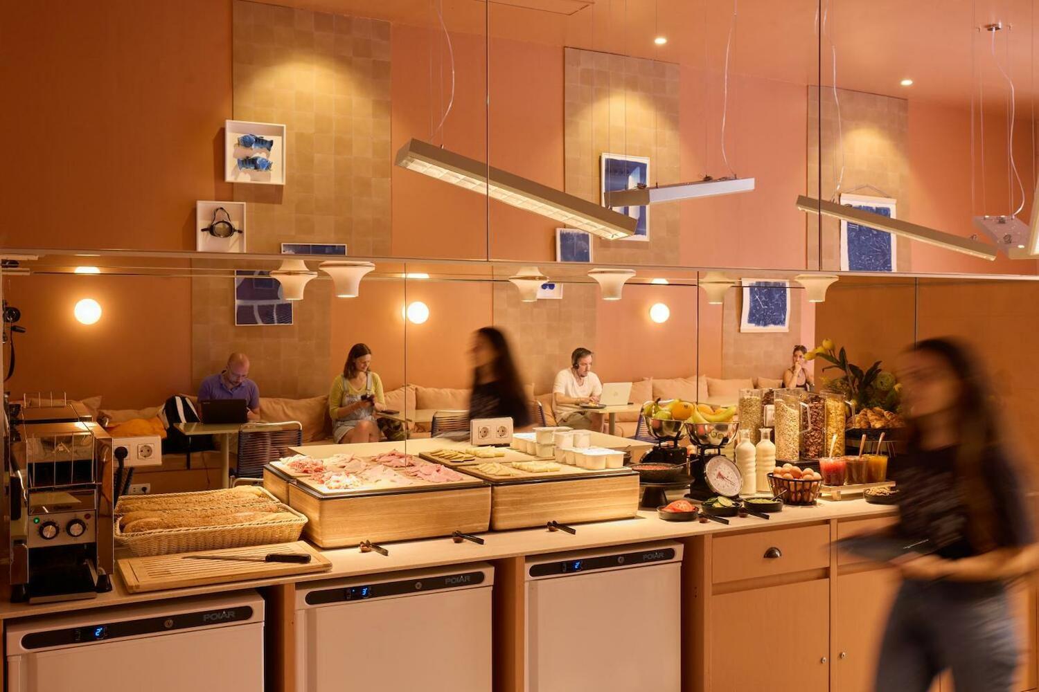 Latroupe Poblenou Beach, Barcelona