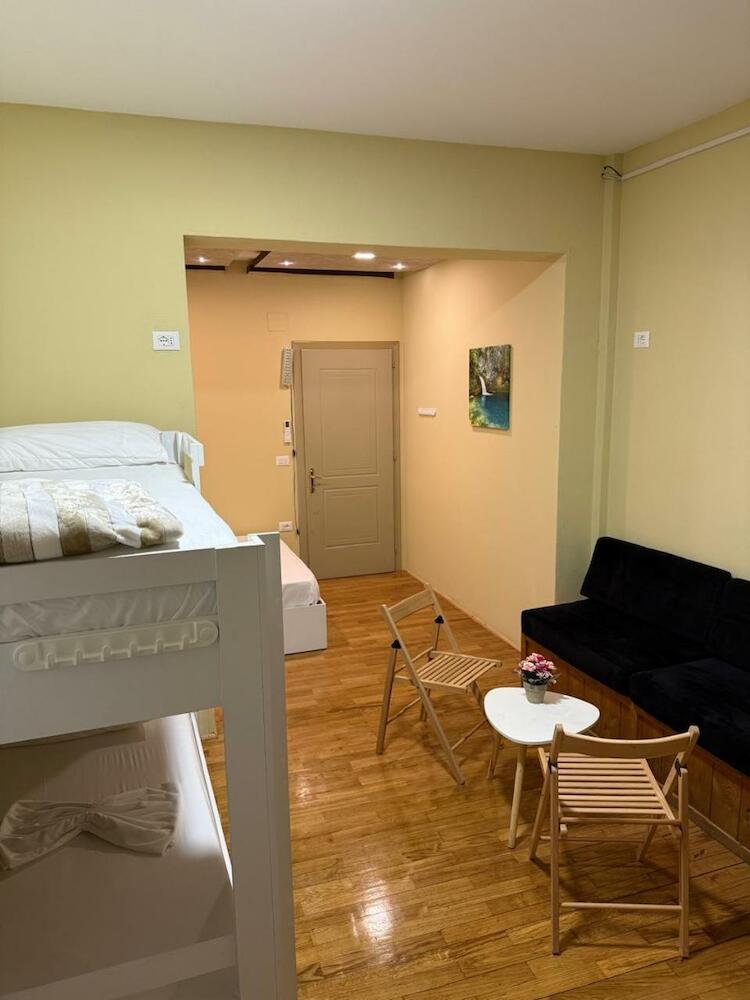 Terrace Hostel & Lounge Bar, Shkoder