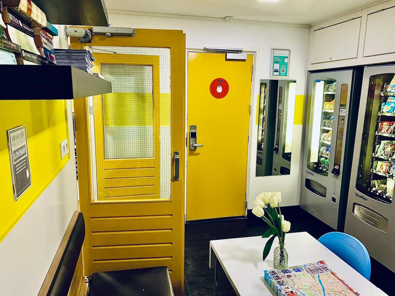 The White Tulip Youth Hostel in Amsterdam Prices 2021 (How to compare?)