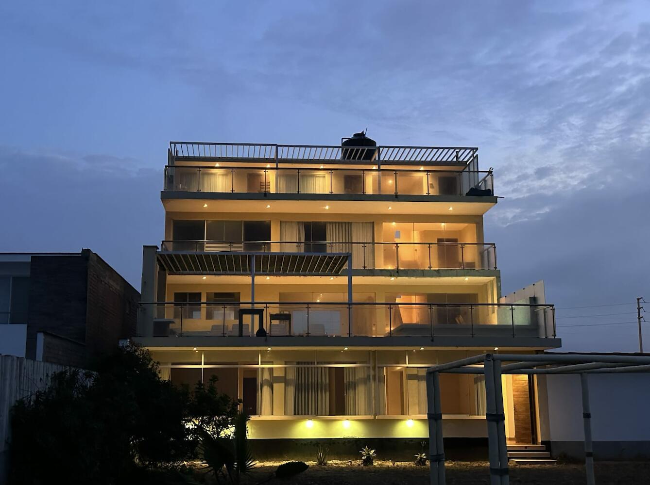 Yolo House Beach, Lima