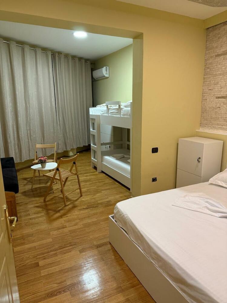 Terrace Hostel & Lounge Bar, Shkoder