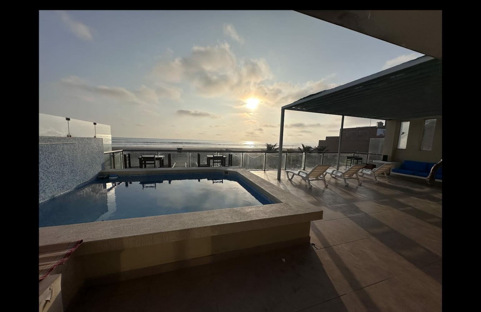 Yolo House Beach, Lima