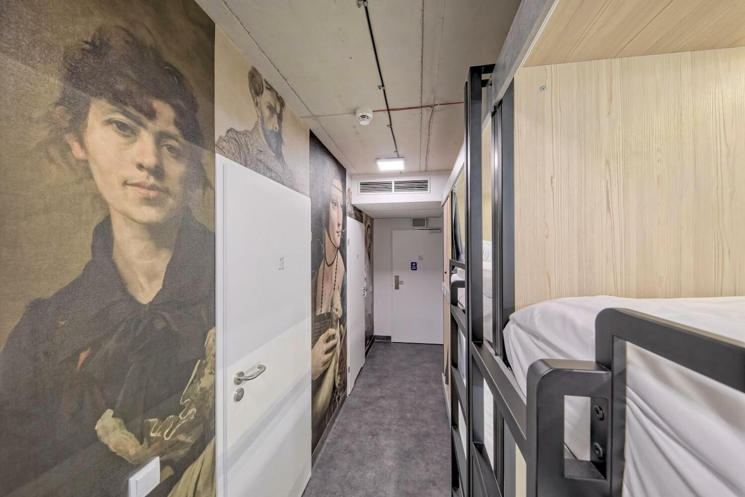 Easy One Premium Art Hostel