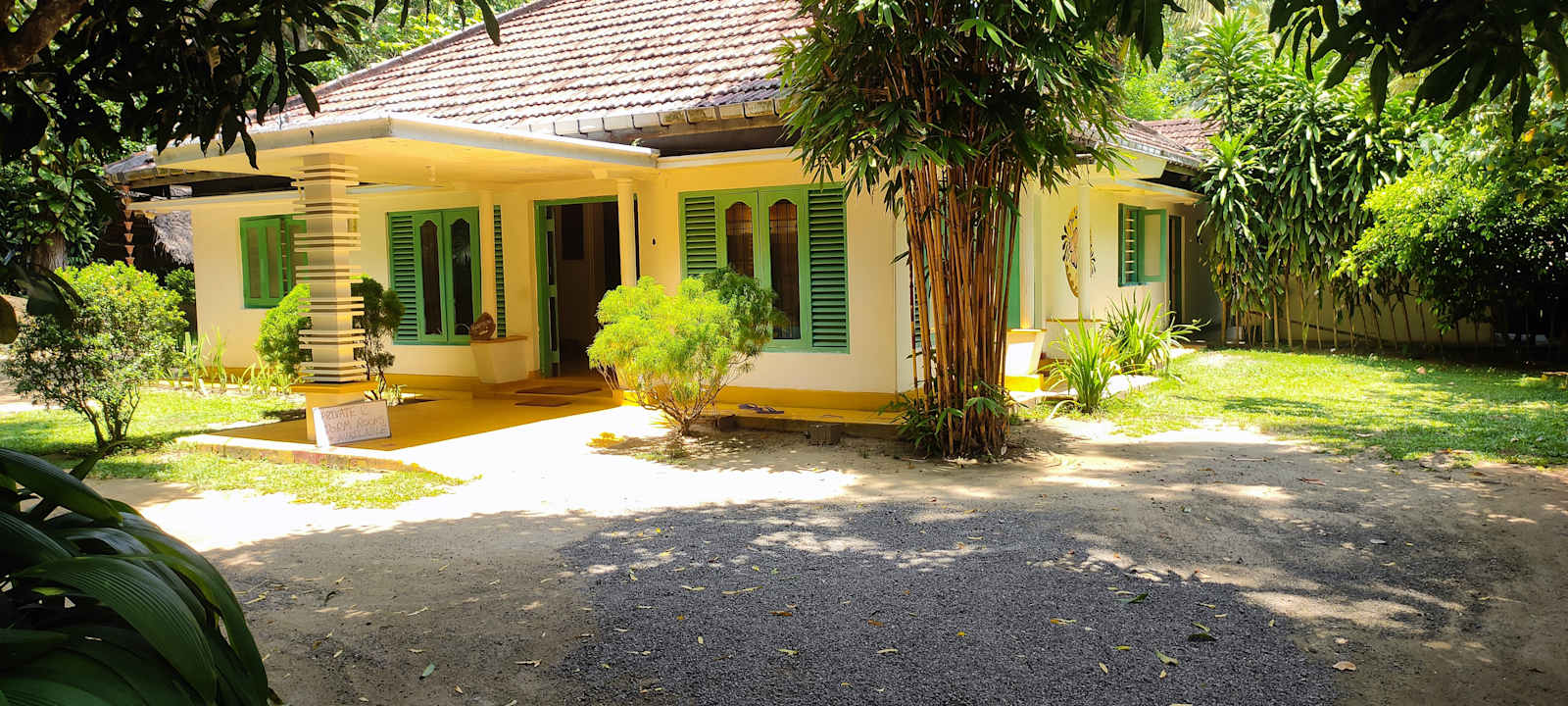 Lazy Monkey Surf Hostel, Hiriketiya