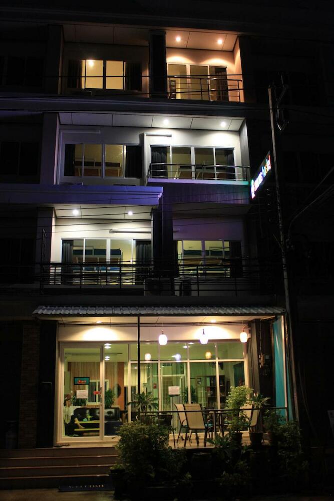 Ananas Central Phuket Hostel
