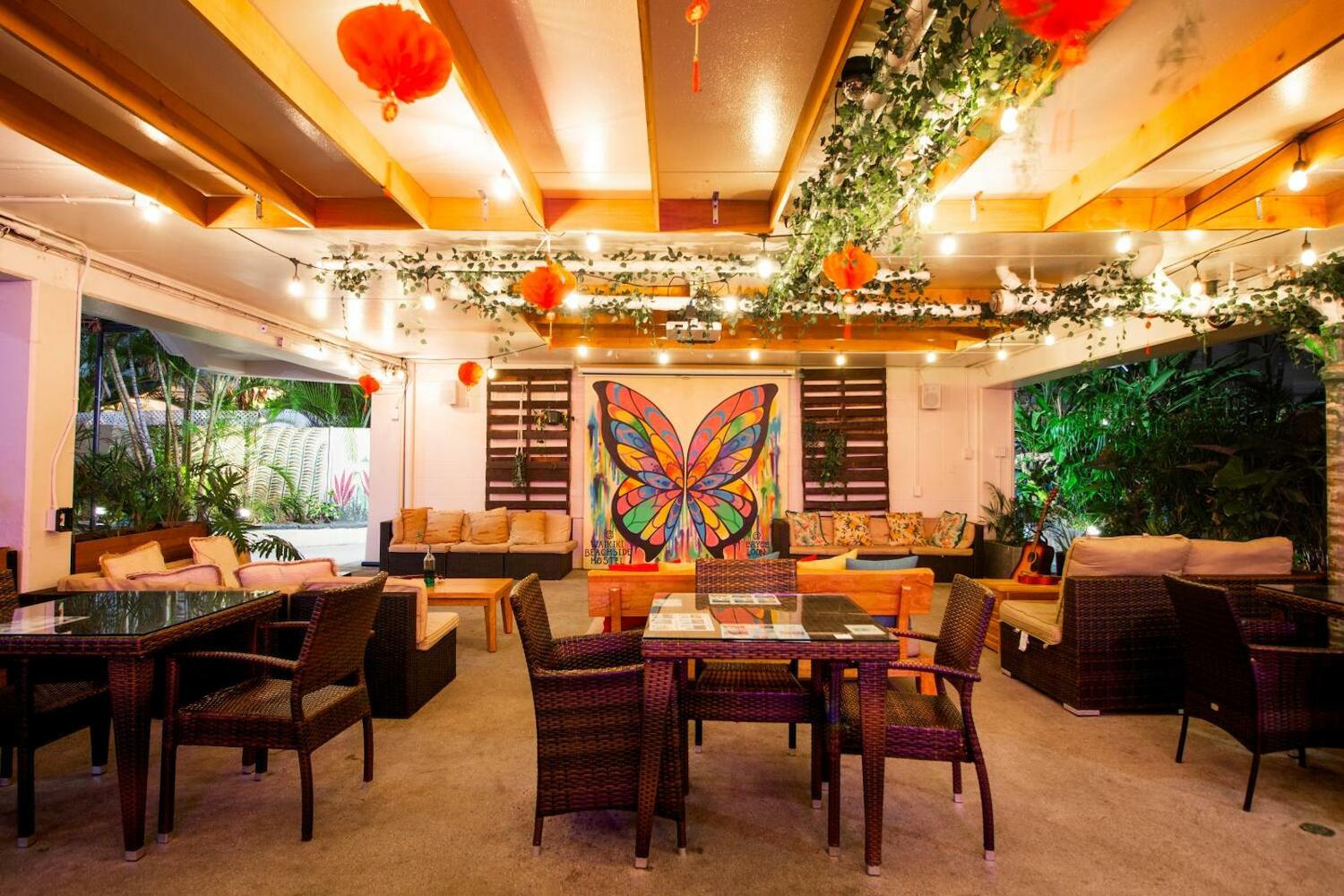 Waikiki Beachside Hostel