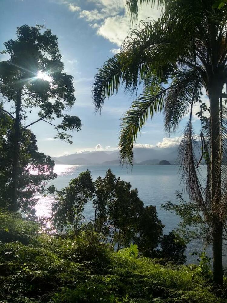 Ubatuba Surf Hostel, apenas a 60 metros da praia da Lagoinha!