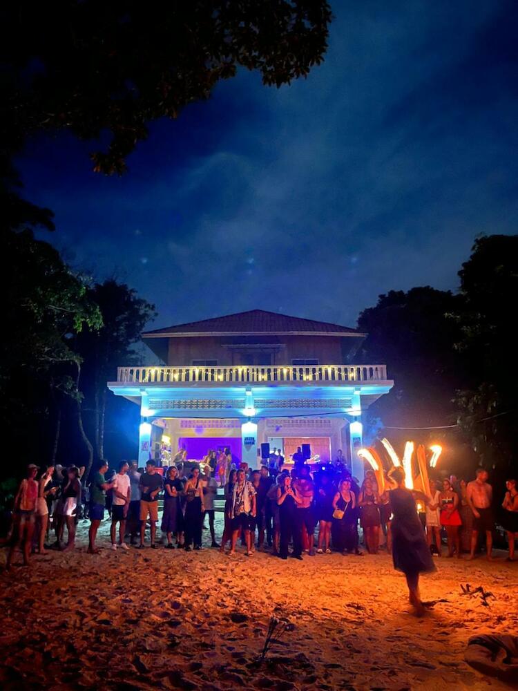 Lovesick Hostel & Sports Bar Mpai Bay, Koh Rong Sanloem