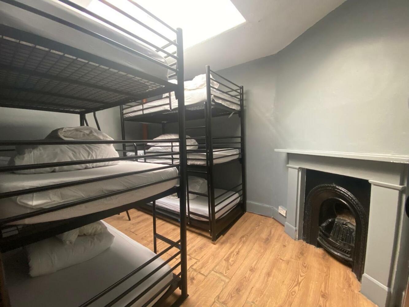 Queen Elizabeth Chelsea Pub & Hostel, London