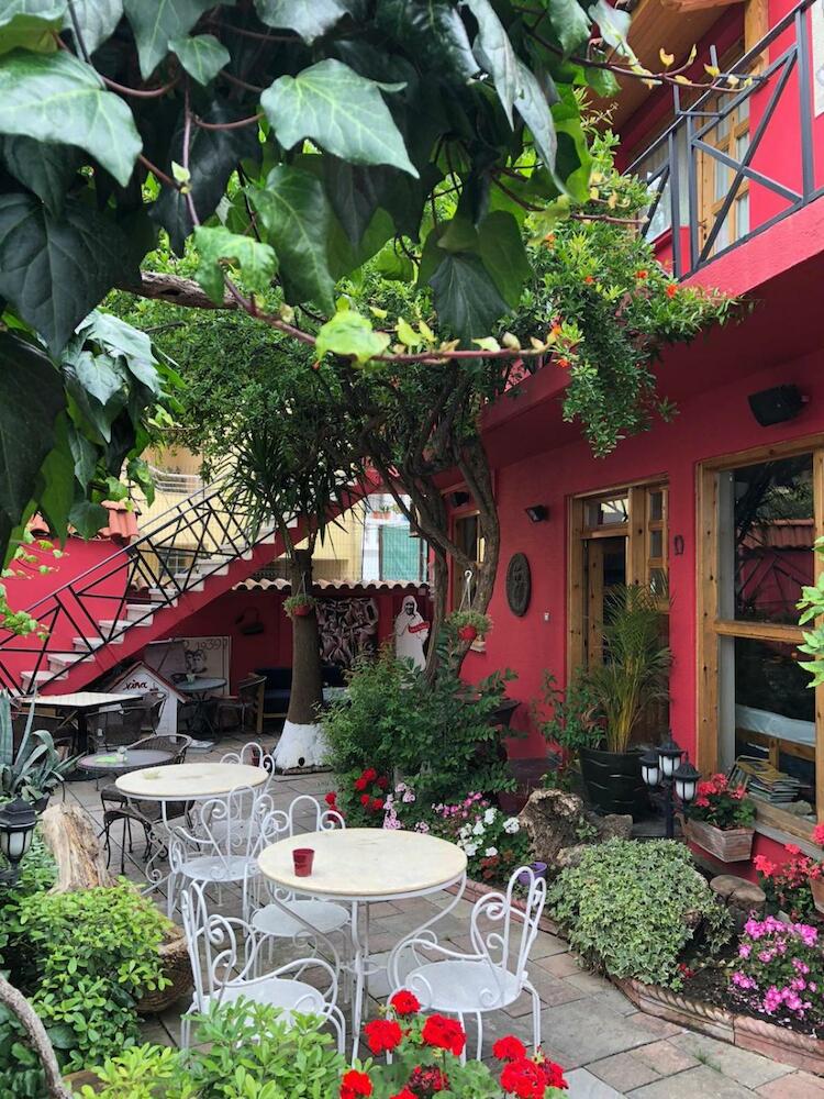 Red Goat Hostel, Tirana