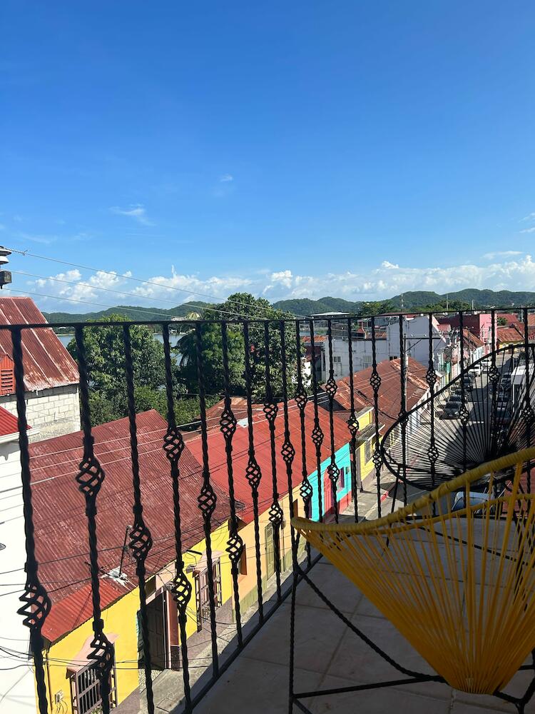 Aida Hostal, Flores