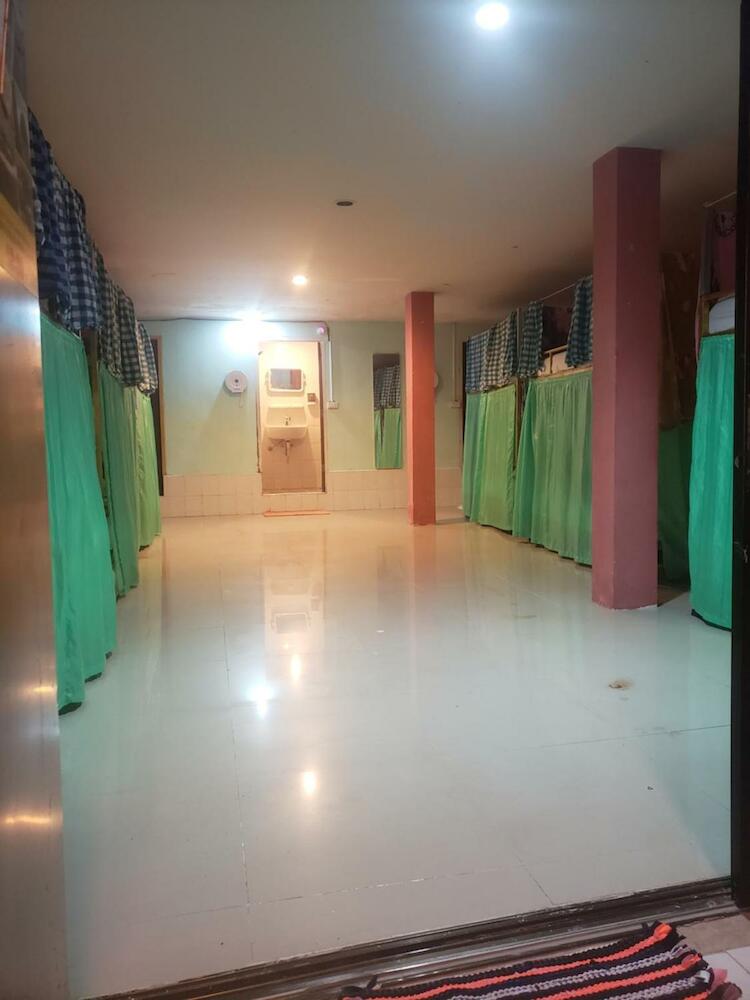 Lucky Dorm, Ko Phi Phi