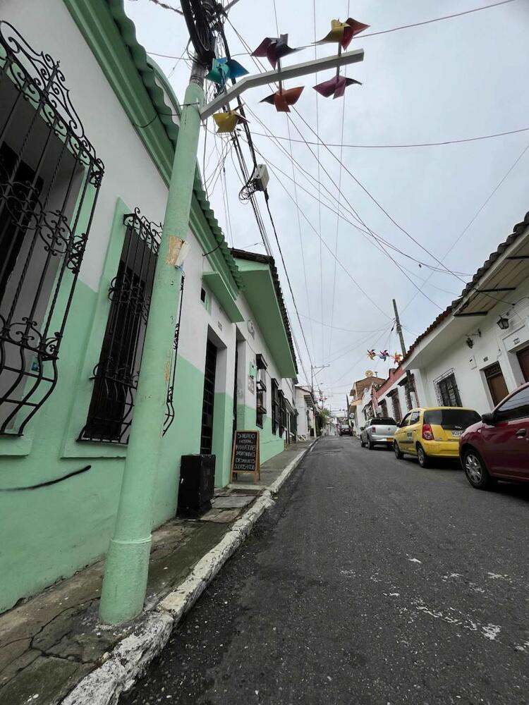 Sandalio Hostal, Cali