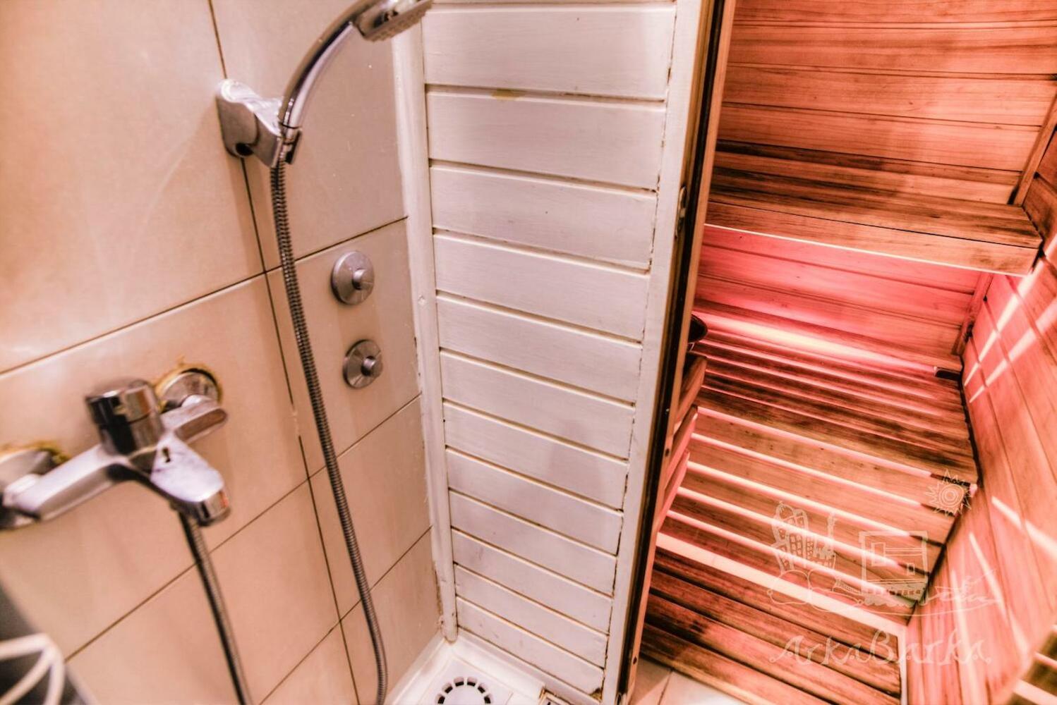ArkaBarka Floating Hostel, Belgrade