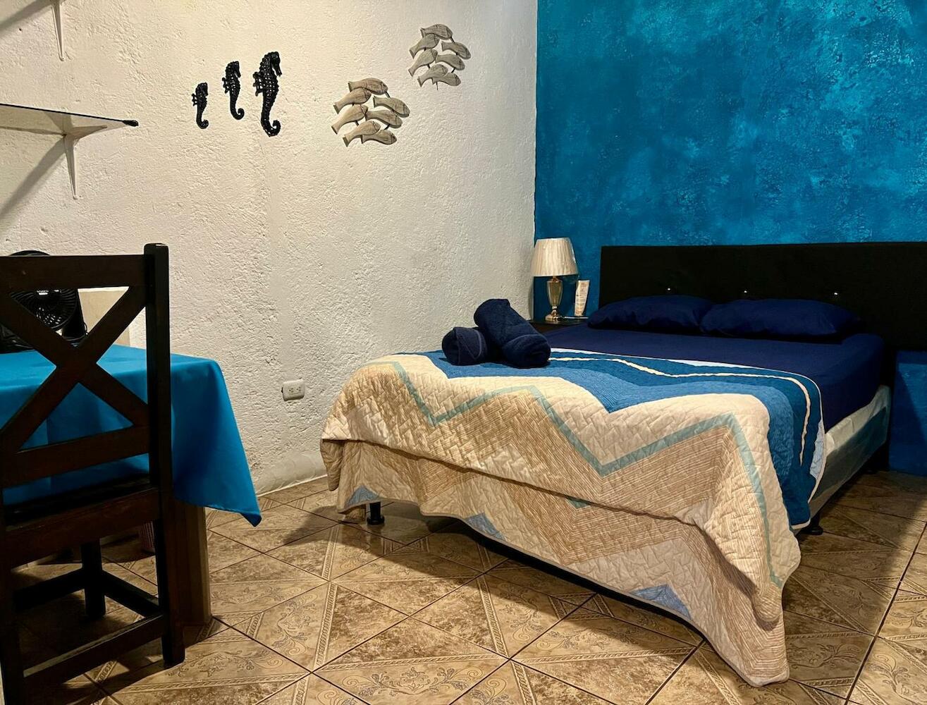 Wonderland B&B - Shuttle services available, La Antigua