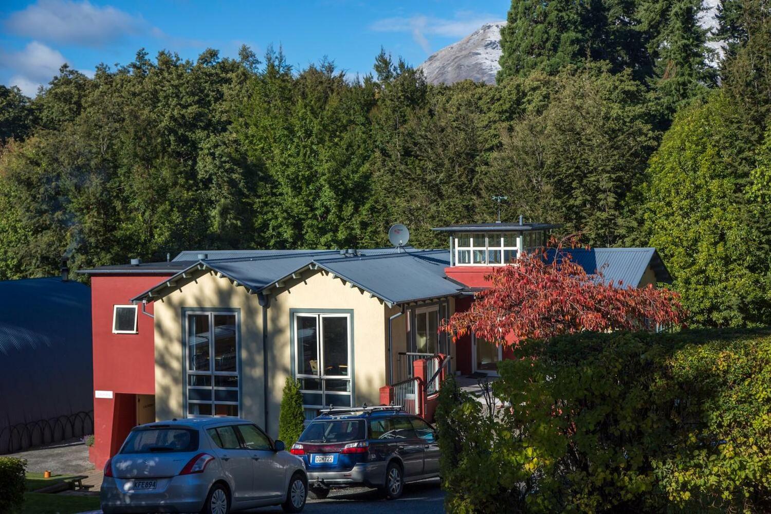 Pinewood Queenstown, Queenstown