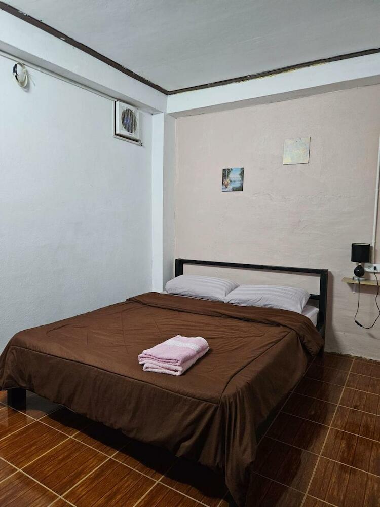 Bami thakhek hostel