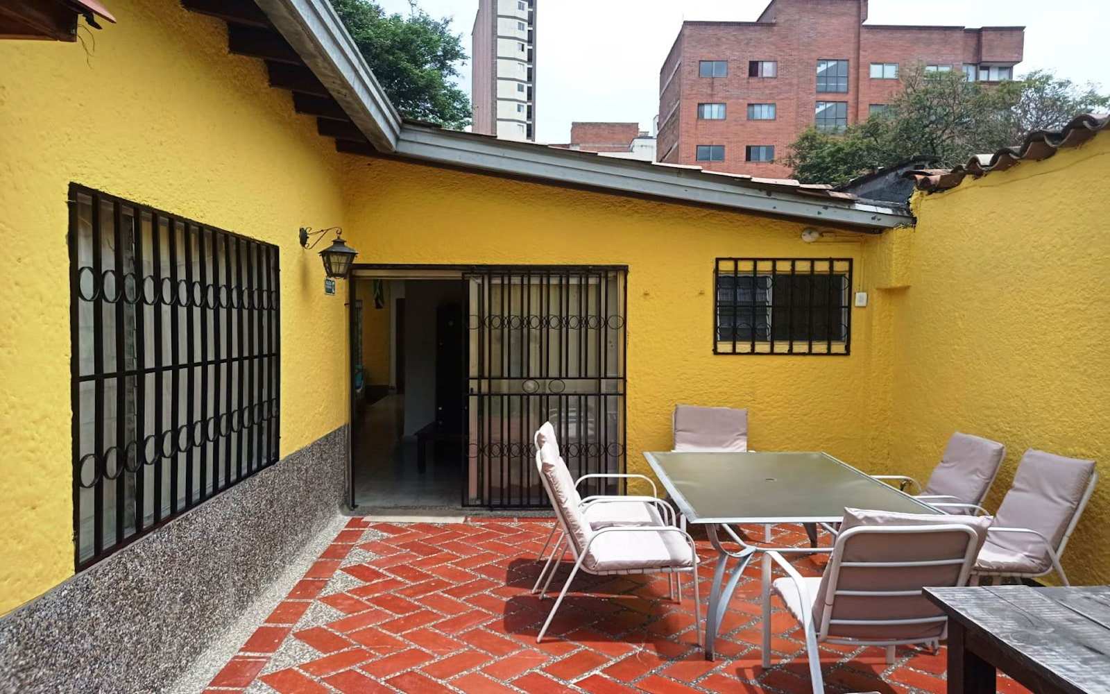 Yellow House Hostel, Medellin