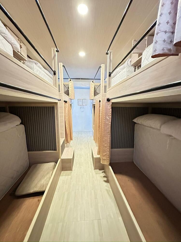 Moon House Beach Hostel, Haad Rin