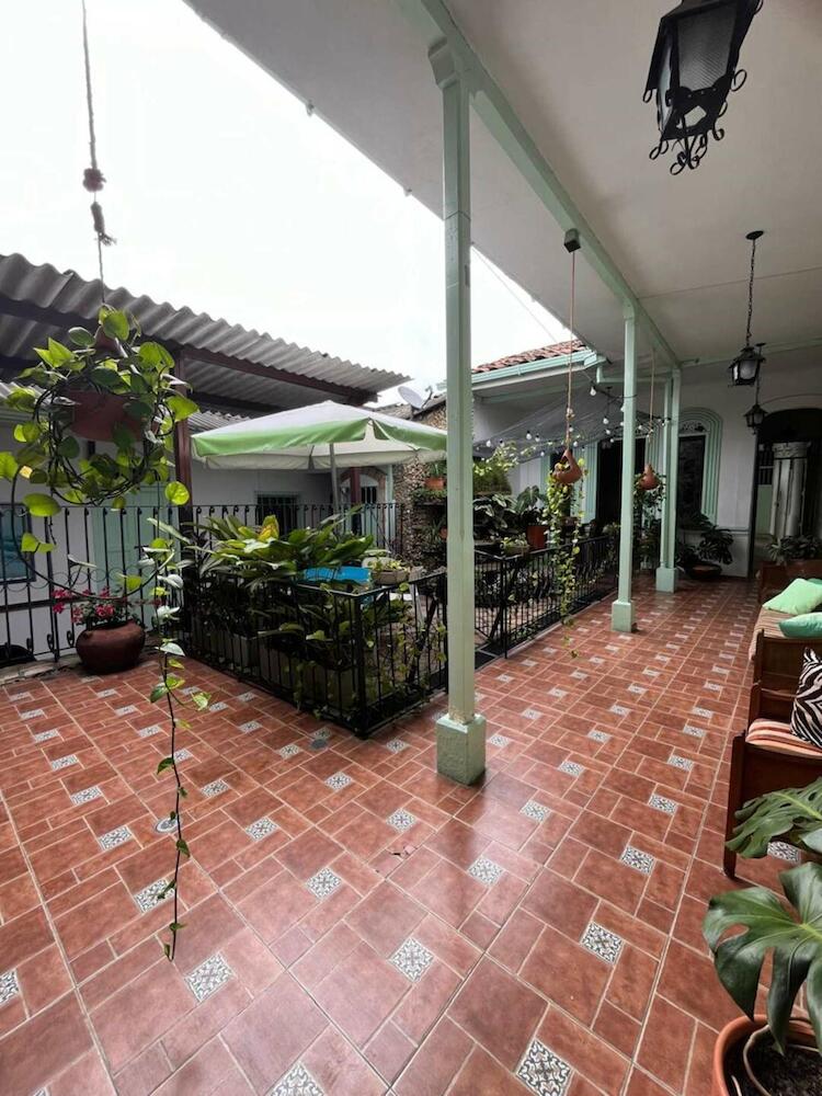 Sandalio Hostal, Cali