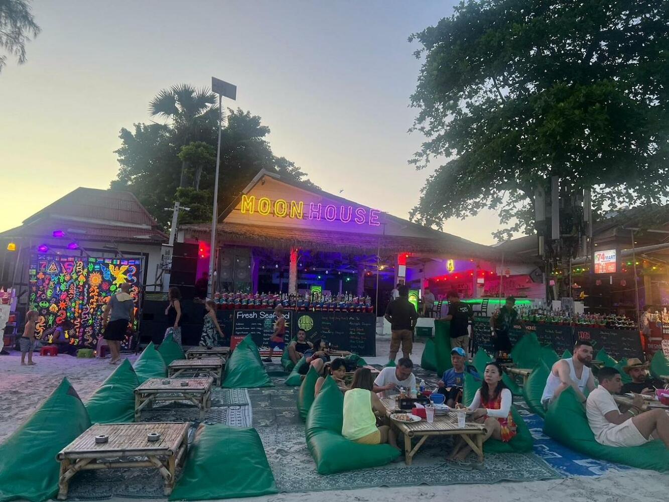 Moon House Beach Hostel, Haad Rin