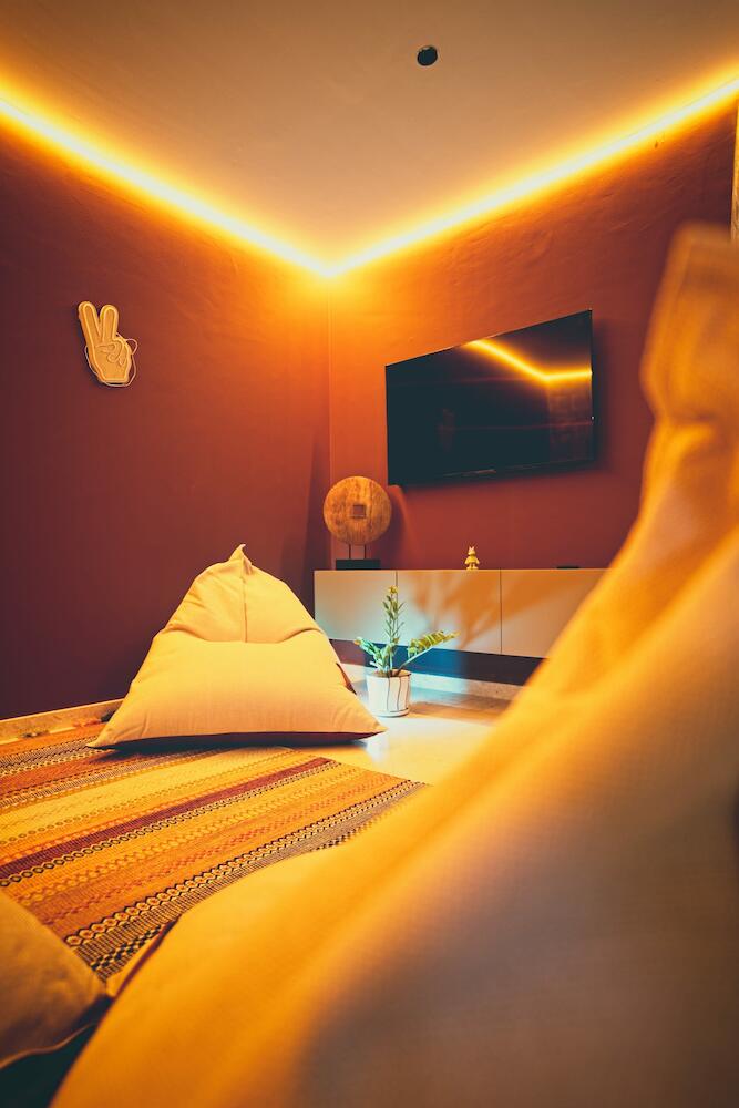 Nowmade Capsule Experience - Cosy Hills JBR Beach