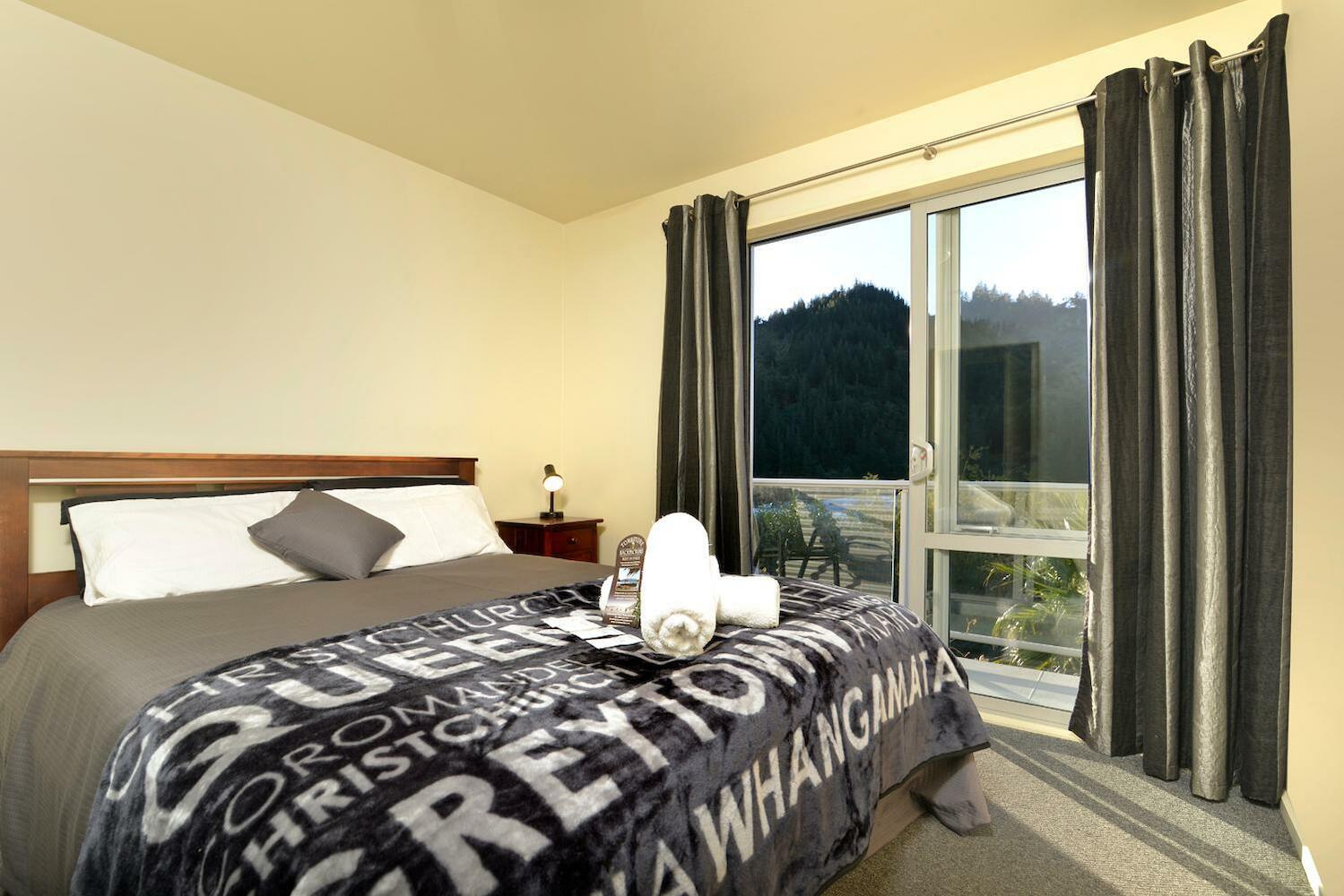 Tombstone Backpackers, Picton