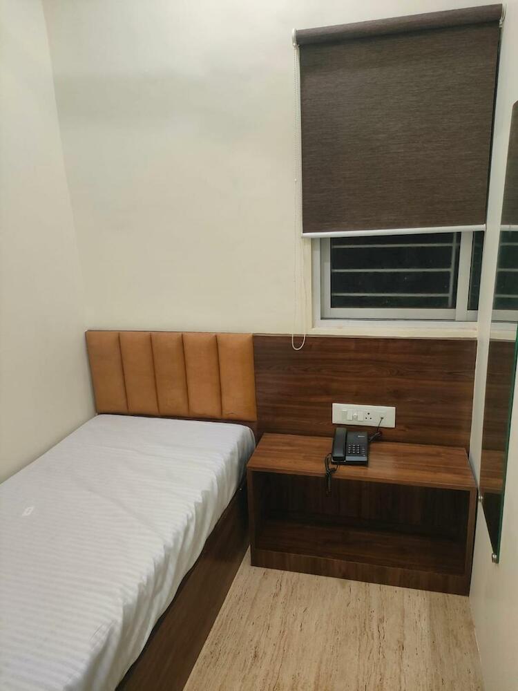 Aafee Cabin Stay & Dormitory, Mumbai