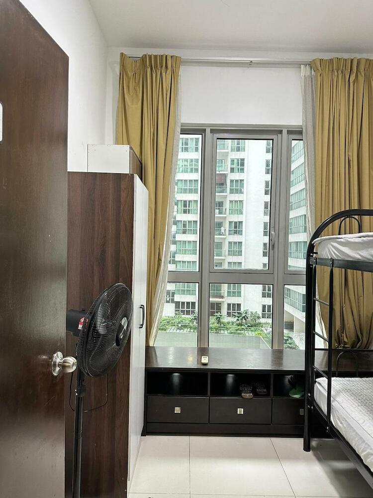Infinity Pool Hostel @ Regalia Klcc, Kuala Lumpur