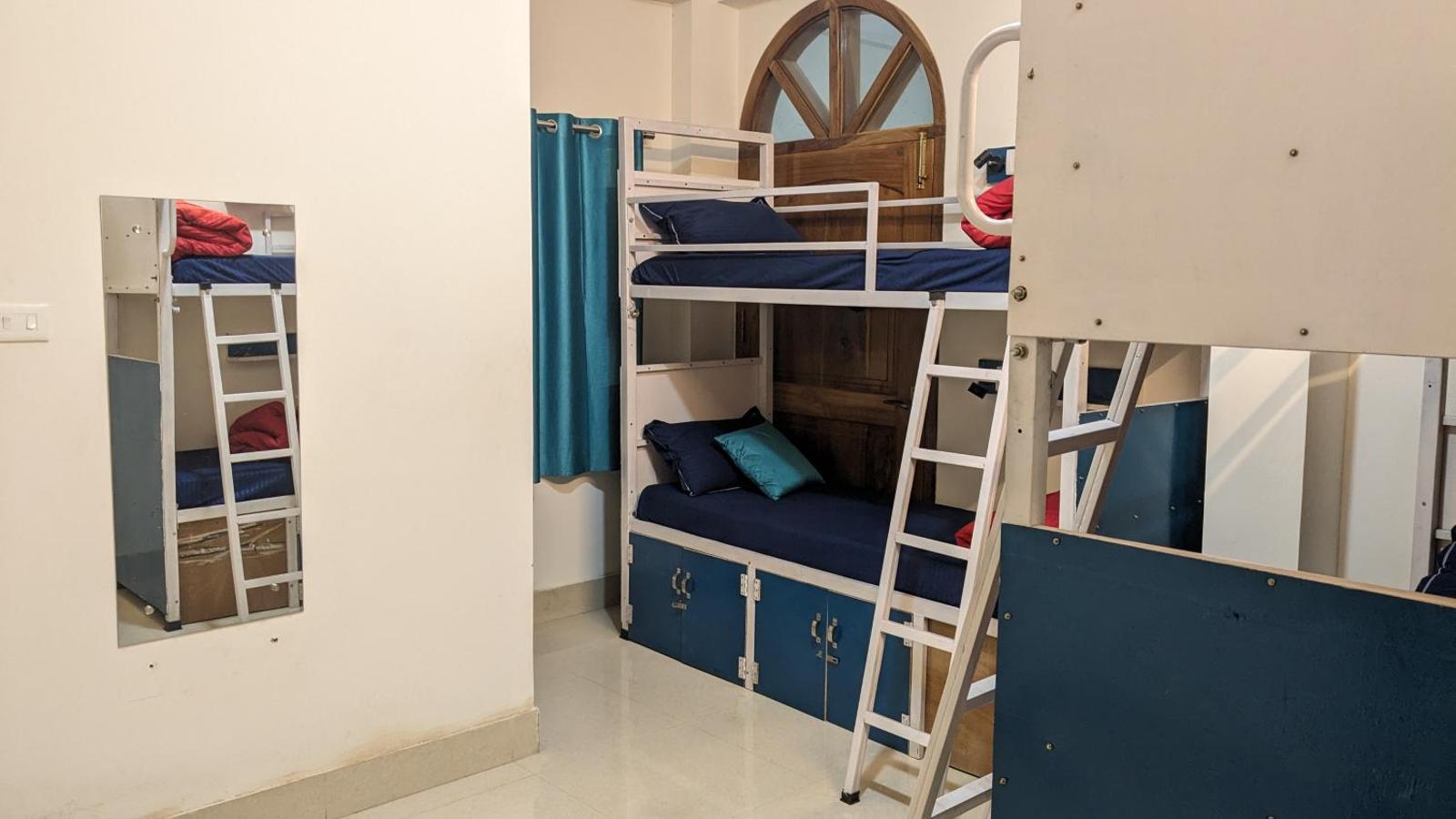 Mezenga 2 - Premium Backpackers Hostel, Guwahati