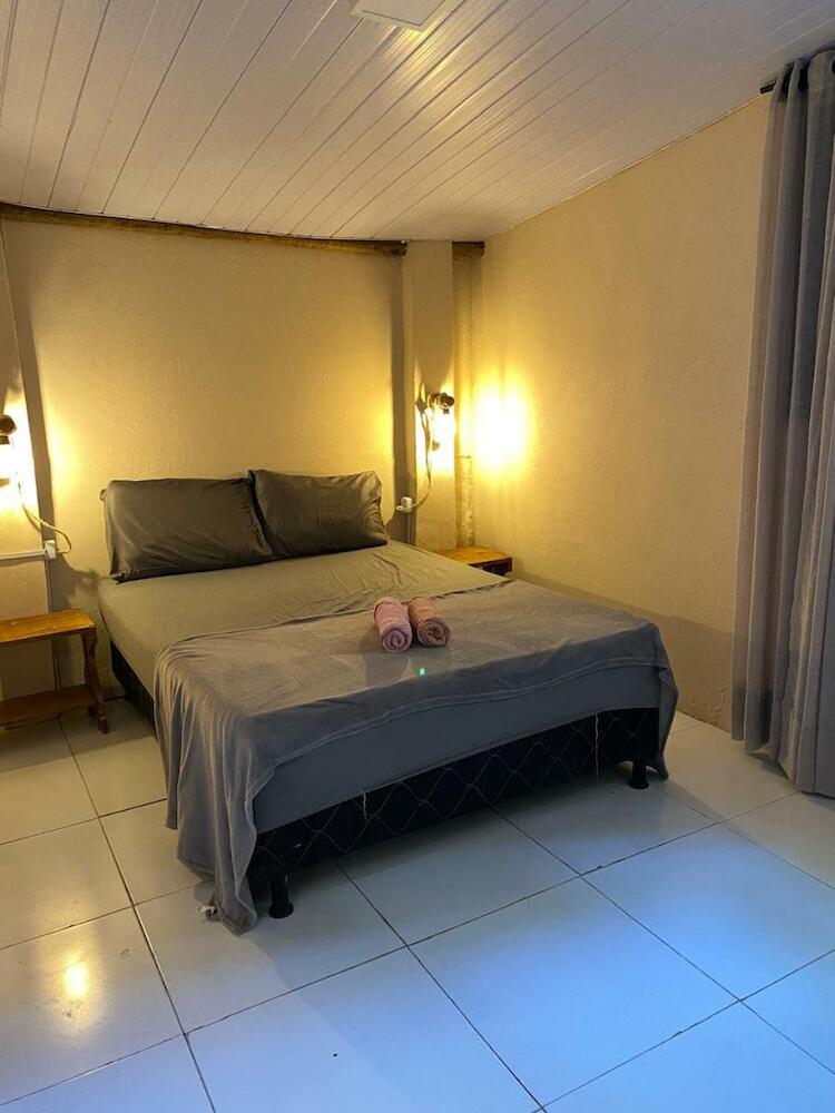 Selah Hostel, Pipa