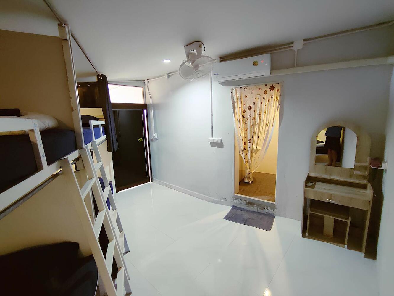 Babyshark Hostel - Loh Dalum Bay, Ko Phi Phi